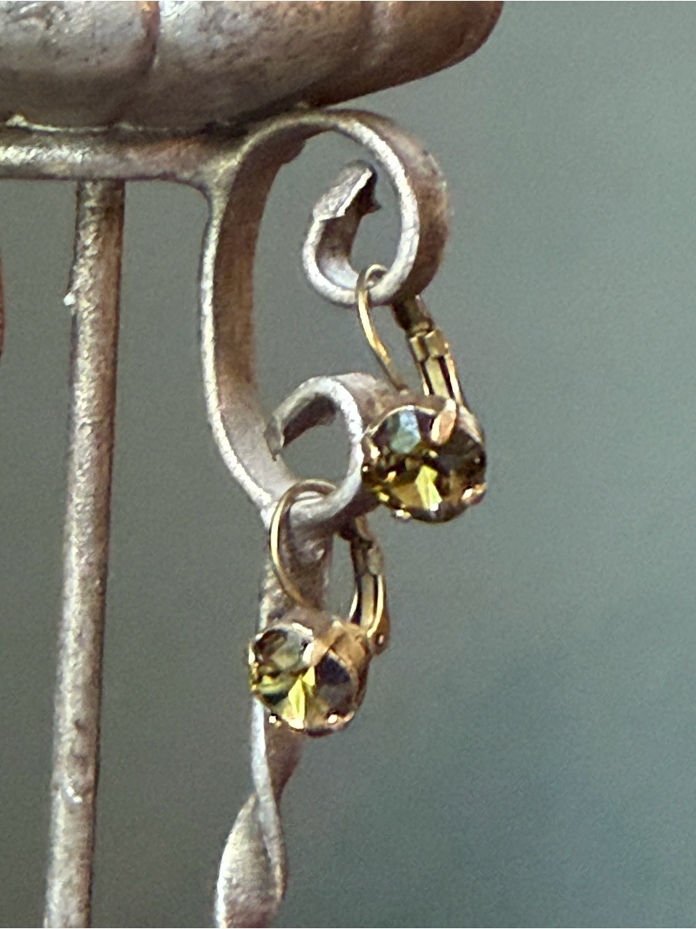 Sorrelli NWT Olive Green Crystal Lever Back Drop Earrings Antique Gold Tone - Picture 6 of 6